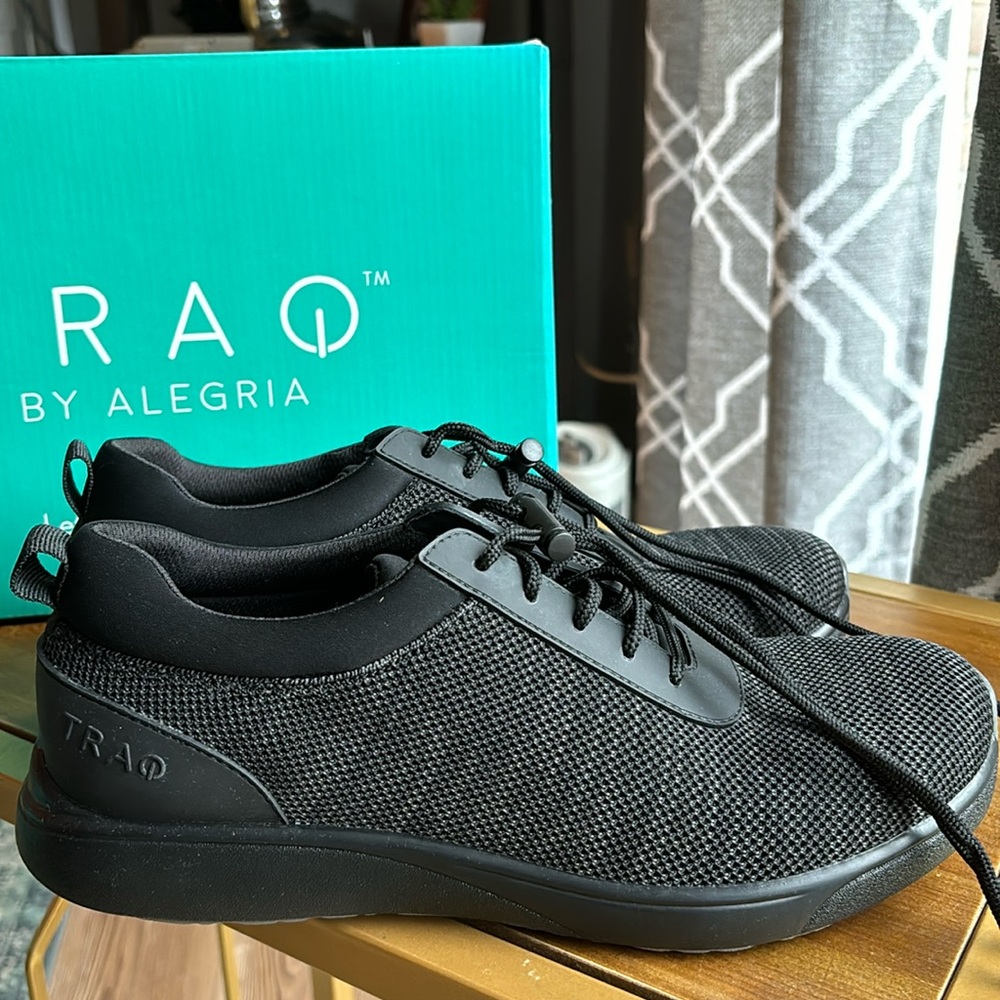 Traq by alegria QUANTUM black sneaker laces size 42 NEW SLIP REAISTANT